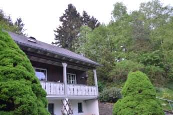 Ferienhaus Hedrich, Ansicht von vorne Ferienhaus Hedrich, Ansicht von vorne im Grünen